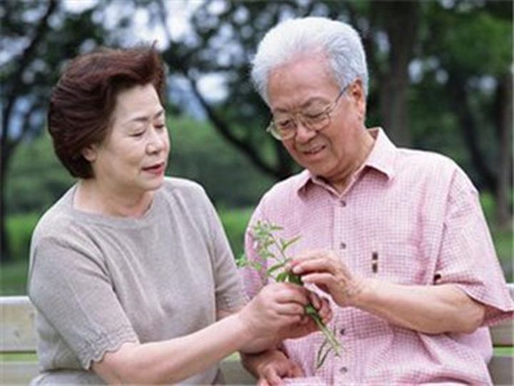 老花鏡科普：老人該如何緩解老花眼？
