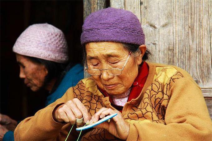 佩戴老花眼鏡，記住這四點(diǎn)，避免對眼睛造成傷害