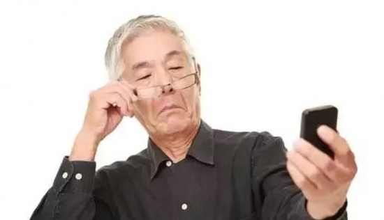 美麗島多焦鏡：用手機發(fā)信息成了奢侈，六十歲的困惑看他怎么解決
